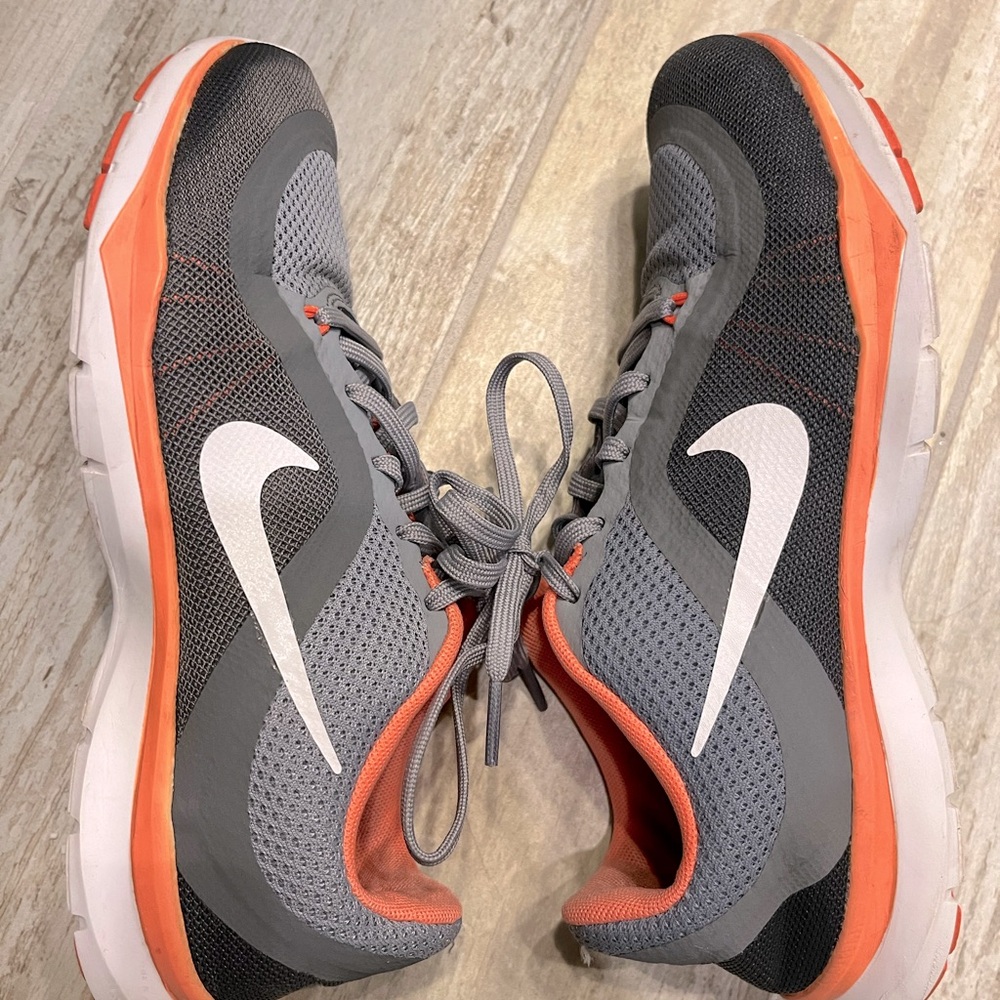 Nike Flex sneakers with pink accents, size 6.5